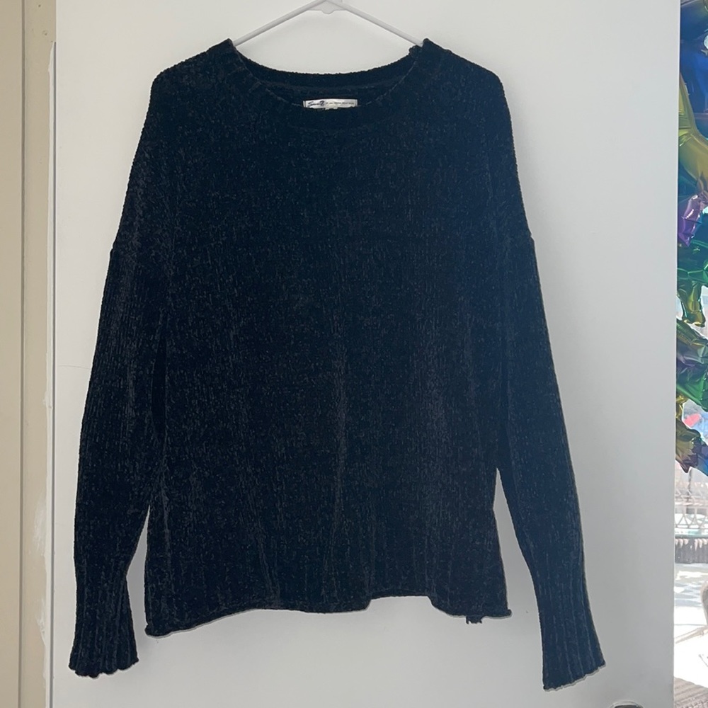 black super soft and cozy knitted sweater